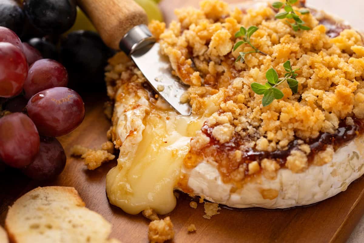 Customize Baked Brie: Explore Jam & Topping Variations